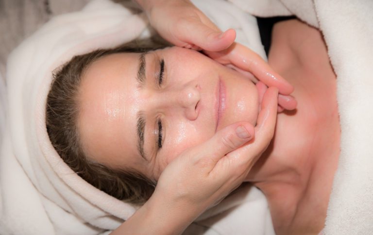 Massage du visage relaxant dans un institut de beauté à Sarzeau